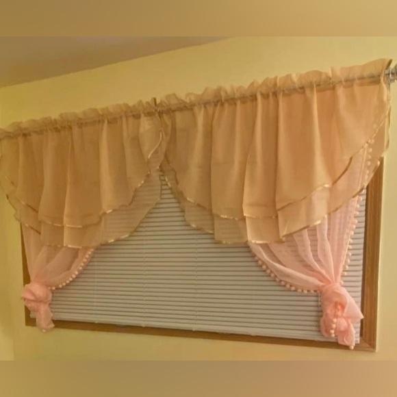Sheer Gold Valances (2 panels/1 pair) - Picture 3 of 3